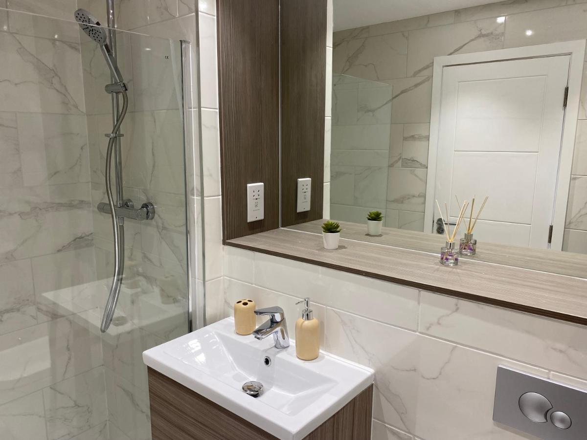 Central Location, Parking, Wi-Fi, Modern Apartment Милтон-Кейнс Экстерьер фото