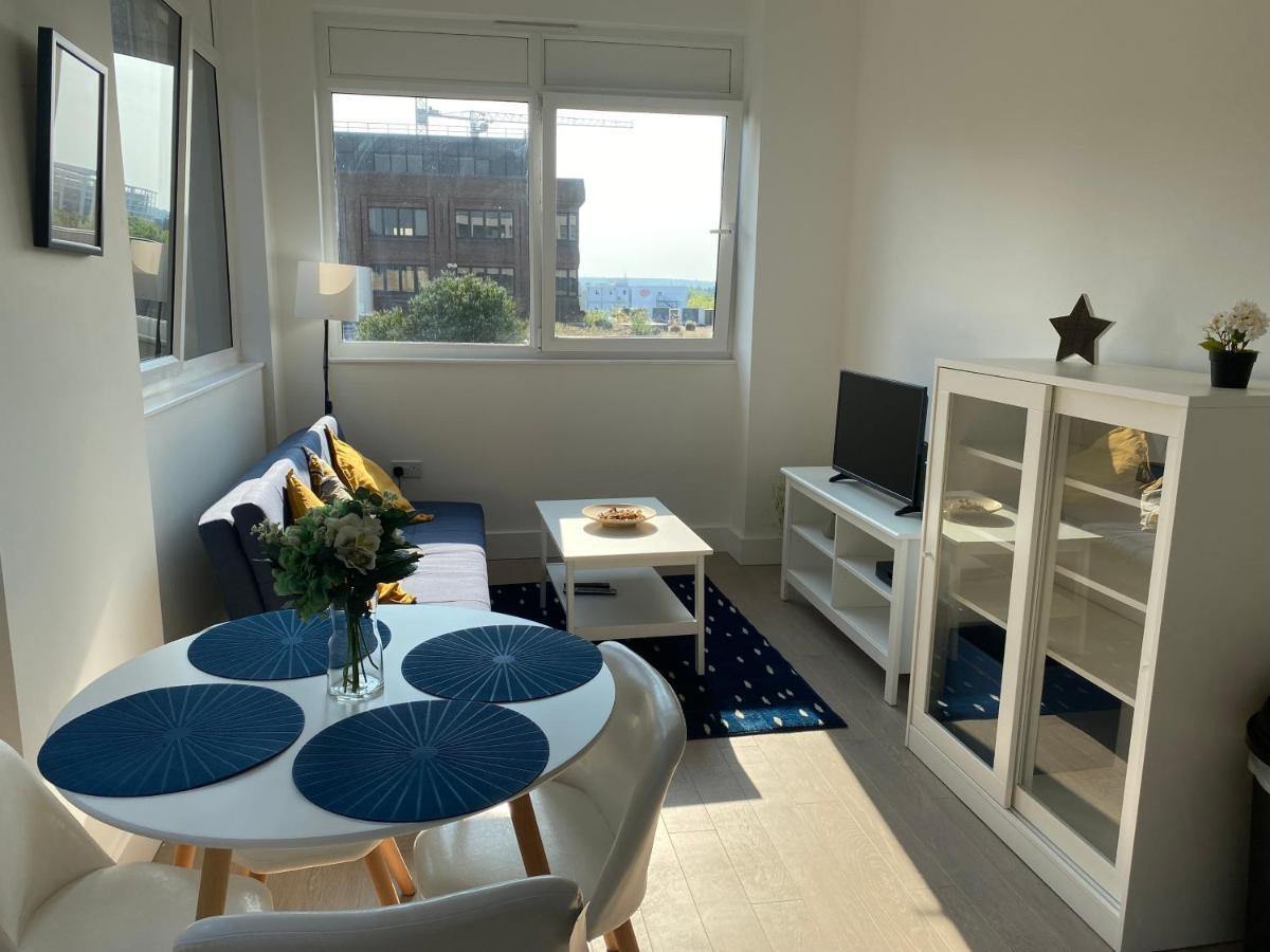 Central Location, Parking, Wi-Fi, Modern Apartment Милтон-Кейнс Экстерьер фото