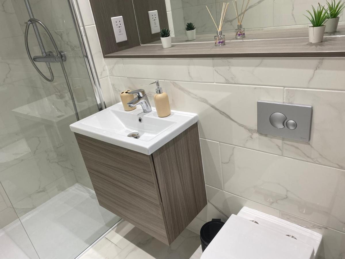 Central Location, Parking, Wi-Fi, Modern Apartment Милтон-Кейнс Экстерьер фото