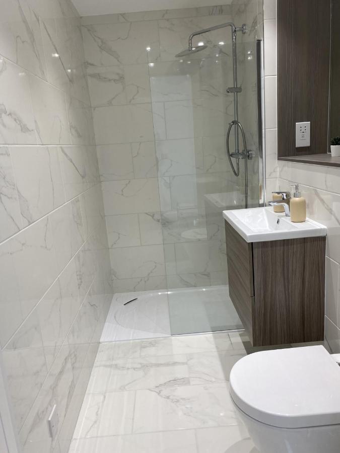 Central Location, Parking, Wi-Fi, Modern Apartment Милтон-Кейнс Экстерьер фото